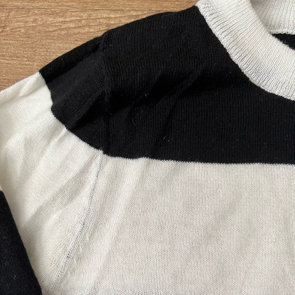Three sweaters - Picture 8 of 9